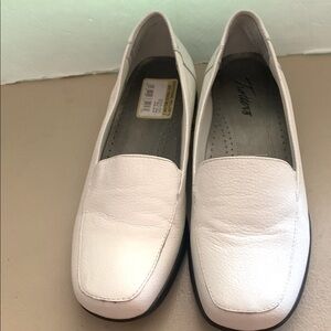 NWT Trotters Leather Flats with Square Toe Design